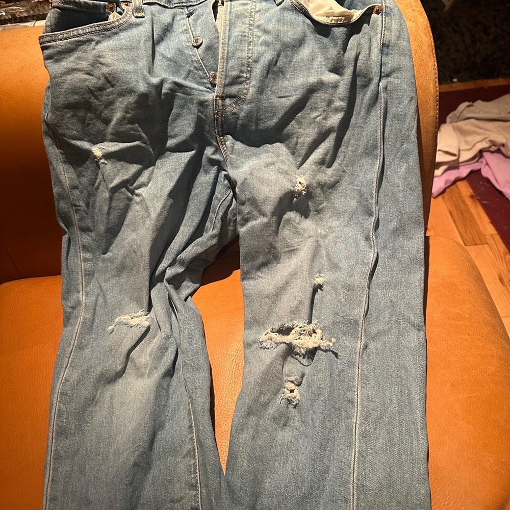 Levi Distressed Blue Jeans